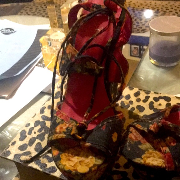 Gorgeous tie up the ankle platforms - Picture 3 of 4